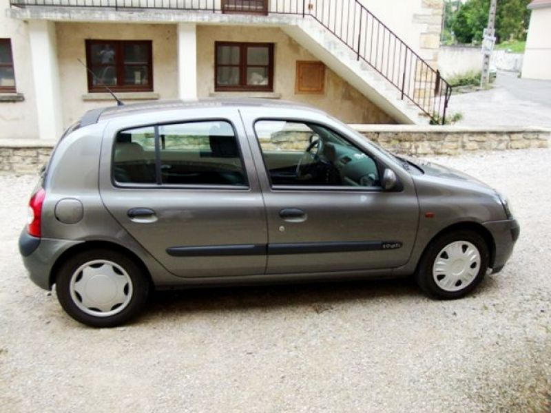 Renault Clio II à donner .