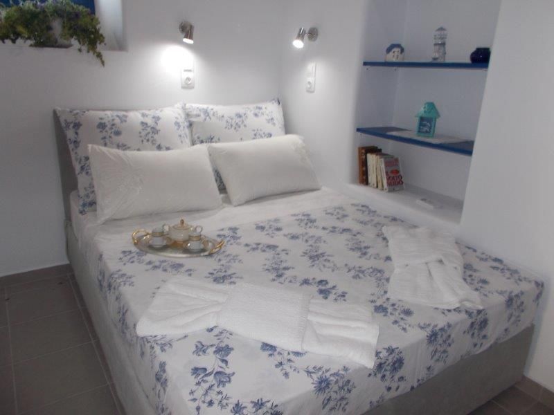 Greece  Ciclades island of Milos rent appartment fo 5 person 