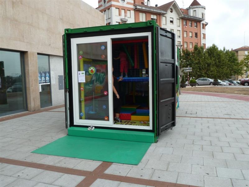 Terrains de jeux enfants mobiles a base de containers maritimes recyclés 