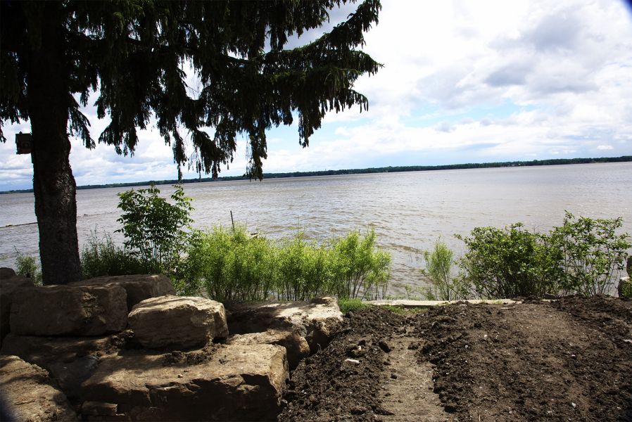 BORD DE L'EAU! AU QUBEC, TERRAIN  VENDRE